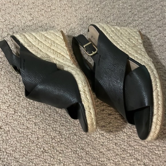 Via Spiga Rosette Open Toe Leather Wedge Sandal in black size 8.5 - Picture 5 of 7